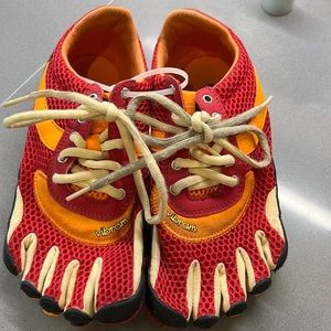 Vibrant 5 finger shoes